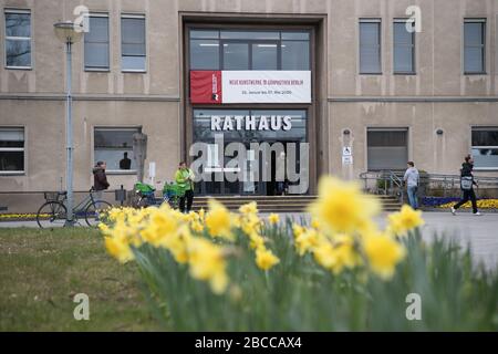 Berlin, Deutschland. April 2020. Blick auf das Bezirksstadt-Rathaus Reinickendorf. Kredit: Jörg Carstensen / dpa / Alamy Live News Stockfoto