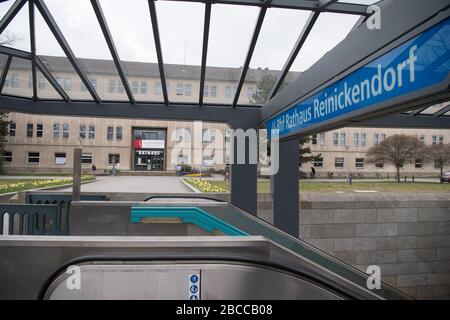 Berlin, Deutschland. April 2020. Blick auf das Bezirksstadt-Rathaus Reinickendorf. Kredit: Jörg Carstensen / dpa / Alamy Live News Stockfoto