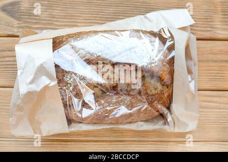 Brot in einer Papiertüte. Transparente Verpackung. Ansicht von oben. Stockfoto