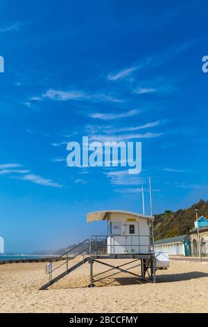 Bournemouth, Dorset UK. April 2020. Wetter in Großbritannien: Der Morgennebel wird für einen sonnigen Tag mit blauem Himmel in Bournemouth frei, da die Besucher rieten, zu Hause zu bleiben und sich an die Einschränkungen von Coronavirus für soziale Distanzierungen zu halten. Parkplätze sind geschlossen, um Besucher aus der Ferne zu schrecken. Die Strände sind hauptsächlich leer, abgesehen von denen, die das Meer besuchen, um ihre erlaubten Übungen zu machen. Credit: Carolyn Jenkins/Alamy Live News Stockfoto