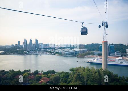 Singapur-4 Sep 2019: Eine Seilbahn führt über die Insel Sentosa, mit Blick auf Faber Hill, VivoCity, Marina und Hafen in Singapur. Stockfoto