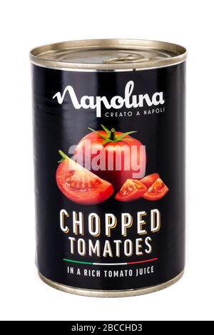 Napolina gehackte Tomaten, napolina, gehackte Tomaten, Tomaten aus Dosen, verzinntes Logo Produkt Aussparung weißer Hintergrund Kopierraum isoliert, Dose, Stockfoto