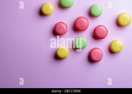 Makronenkuchen. Kleine französische Wüste. Verschiedene Süßwaren. Stockfoto