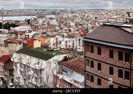 Istanbul, Türkei - 12. Februar 2020: Wohnviertel des Stadtteils Beyoglu in Istanbul. Stockfoto