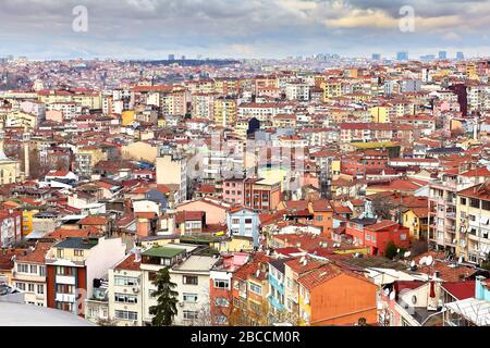 Istanbul, Türkei - 12. Februar 2020: Stadtzentrum, Wohngebiete im Beyoglu Gebiet. Stockfoto