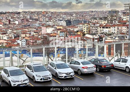 Istanbul, Türkei - 12. Februar 2020: Blick auf den Parkplatz und die Wohngebiete im Beyoglu Gebiet. Stockfoto