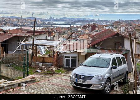 Istanbul, Türkei - 12. Februar 2020: An einer Hütte im Raum Beyoglu wird ein Auto geparkt, im Hintergrund die Golden Horn Bay. Stockfoto