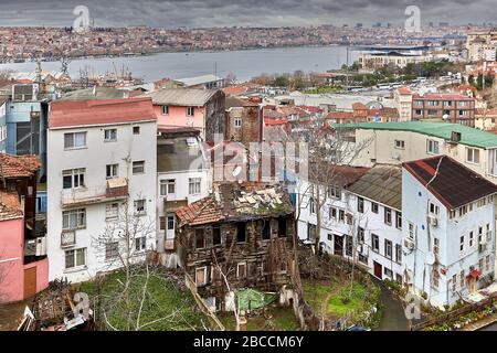 Istanbul, Türkei - 12. Februar 2020: Eine baufällige Wohnung im Stadtteil Beyoglu, Istanbul. Stockfoto