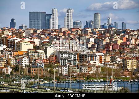 Istanbul, Türkei - 12. Februar 2020: Halich Brücke über das Goldene Horn mit dem Stadtteil Beyoglu im Hintergrund und Wolkenkratzer am Horizont des SIS Stockfoto