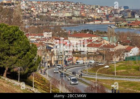 Istanbul, Türkei - 12. Februar 2020: Blick auf die Alaca Tekke Street im Eyupsultan-Gebiet und die Golden Horn Bay mit Sutluce Viertel, Beyoglu Distric Stockfoto