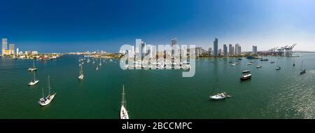 Luftpanorama Blick auf einen Frachthafen in Cartagena, Kolumbien. Schöner Blick auf die Bucht mit Jachten und modernen Gebäuden. Stockfoto