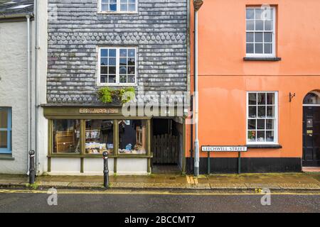 Die Leechwell Street, Totnes, führt in Richtung Leechwell, einem Set von drei Quellen mit angeblichen Heilkräften. Totnes, Devon, Großbritannien. Stockfoto