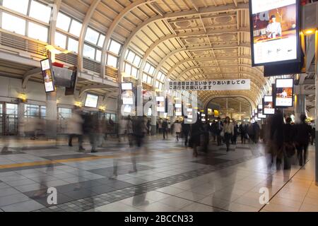 Shinagawa, Tokio, Japan - Pendler am Shinagawa Hauptbahnhof. Stockfoto