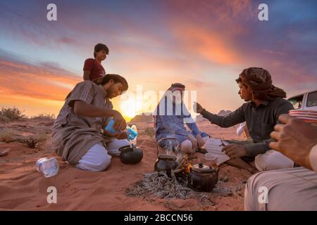 Beduins bereiten traditionellen Tee in der Wüste Wadi Rum in Jordanien Stockfoto