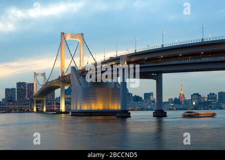 Rainbow Bridge und Skyline der Stadt von Odaiba, Tokio, Kanto-Region, Honshu, Japan Stockfoto