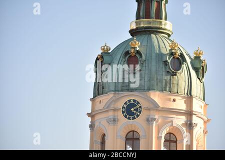 Uhr auf dem Dach des schlosses Charlottenburg in Berlin Stockfoto