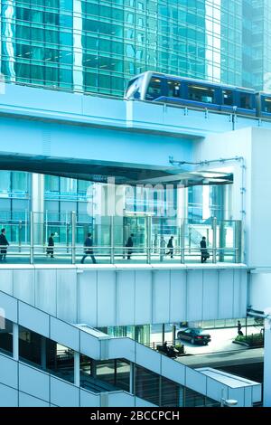 Shiodome Gegend, Shimbashi, Tokyo, Kanto Region, Honshu, Japan - Arbeiter und elvated Einschienenbahn in modernen Geschäfts-und Bürobereich. Stockfoto