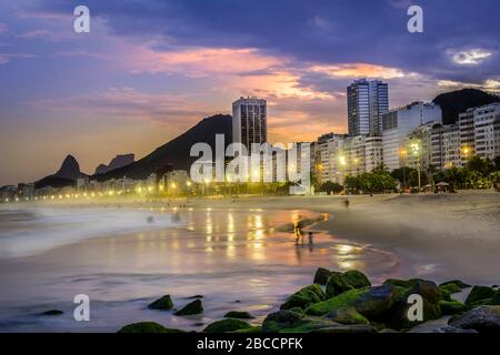 Copacabana Strand Sonnenuntergang Landschaft, Praia Copacabana in der Dämmerung Reise Rio de Janeiro Brasilien, landschaftlich dramatische Lichtbild Reisen Brasilien ipanema Stockfoto