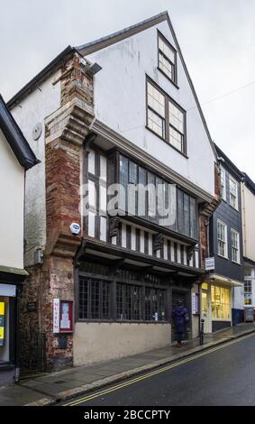 Das Totnes Museum befindet sich in einem elisabethanischen Kaufmannshaus (c1575) in Fore Street, Totnes, Devon, Großbritannien. Stockfoto