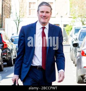 Der neue Labour-Chef Sir Kier Starmer verlässt heute Morgen sein Haus in Nord-London, nachdem er das Führungsrennen gewonnen hat, um neuer Oppositionsführer zu werden Stockfoto