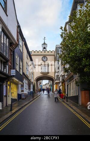 Das Eastgate ist ein Bogen, der sich über die Mitte der Hauptstraße in Totnes, Devon, Großbritannien, erstreckt. Hier von Osten gesehen in der Fore Street. Stockfoto