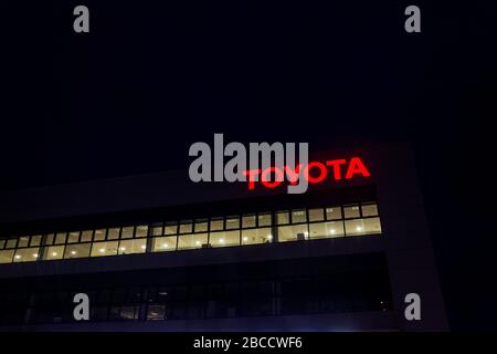 PRAG, TSCHECHIEN - 3. APRIL 2020: Logo der Toyota Motor Company in der Nacht zum 3. April 2020 in Prag, Tschechien. Stockfoto