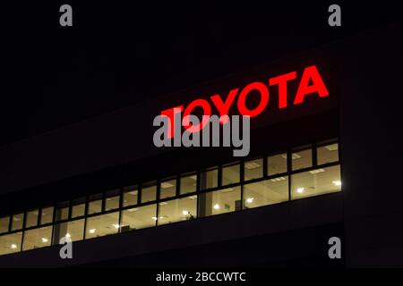 PRAG, TSCHECHIEN - 3. APRIL 2020: Logo der Toyota Motor Company in der Nacht zum 3. April 2020 in Prag, Tschechien. Stockfoto