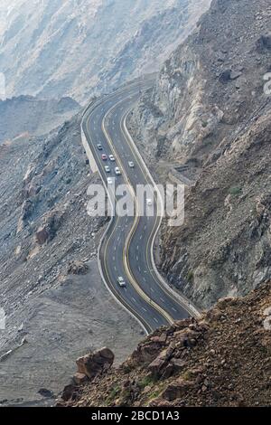 Ariel Blick auf die Straße, die in Al Taif, KSA, die Berge erklimmt Stockfoto