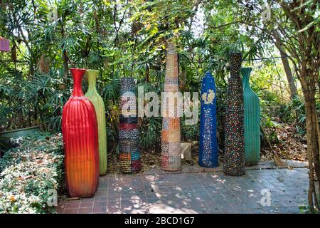 Erstaunliche schöne bunte Keramikprodukte mit vielen verschiedenen Formen im Garten der Tao Hong Tai Keramikfabrik in Ratchaburi, Thai Stockfoto