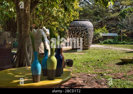 Erstaunliche schöne bunte Keramikprodukte mit vielen verschiedenen Formen im Garten der Tao Hong Tai Keramikfabrik in Ratchaburi, Thai Stockfoto