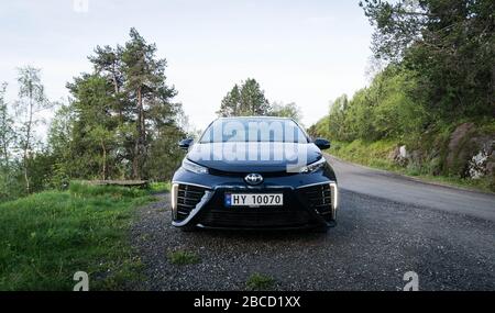 Toyota Mirai parkte auf einer Landstraße, von vorne gesehen Stockfoto