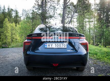 Toyota Mirai parkt auf einer Landstraße, von hinten gesehen. Stockfoto