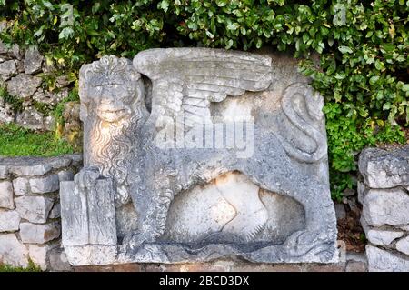 Löwe mit Flügeln und Wappen in mittelalterlichen Steinstädten in Rijeka, Kroatien Stockfoto