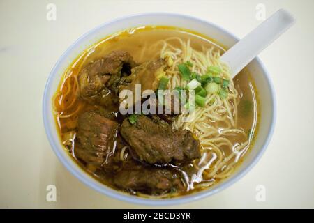 Eine Schüssel mit Curry-Rindfleisch-Brisket-Nudelsuppe in Macau, China Stockfoto