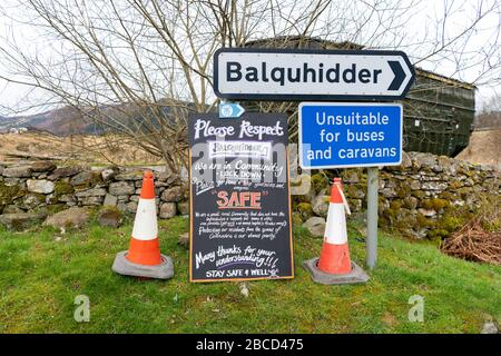 Balquhidder, Stirlingshire, Schottland, Großbritannien. April 2020. Balquhidder, ist einer von mehreren Schönheitsplätzen in Stirlingshire, die unmittelbar vor dem Coronavirus-Lockdown erhöhte Besucher miterlebten. Am Ortseingang befindet sich jetzt ein Schild, in dem die Menschen aufgefordert werden, wegen fehlender Infrastruktur und Unterstützung nicht zu besuchen, wobei beispielsweise das nächste Krankenhaus 40 Meilen entfernt ist. Die Straßen in der Gegend waren heute Morgen fast menschenleer, da die Leute die Anweisungen zur "Heimkehr"-Gutschrift befolgen: Kay Roxby/Alamy Live News Stockfoto