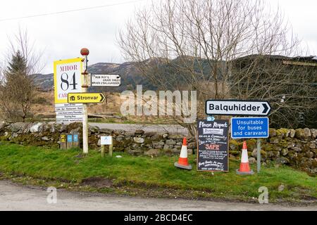 Balquhidder, Stirlingshire, Schottland, Großbritannien. April 2020. Balquhidder, ist einer von mehreren Schönheitsplätzen in Stirlingshire, die unmittelbar vor dem Coronavirus-Lockdown erhöhte Besucher miterlebten. Am Ortseingang befindet sich jetzt ein Schild, in dem die Menschen aufgefordert werden, wegen fehlender Infrastruktur und Unterstützung nicht zu besuchen, wobei beispielsweise das nächste Krankenhaus 40 Meilen entfernt ist. Die Straßen in der Gegend waren heute Morgen fast menschenleer, da die Leute die Anweisungen zur "Heimkehr"-Gutschrift befolgen: Kay Roxby/Alamy Live News Stockfoto