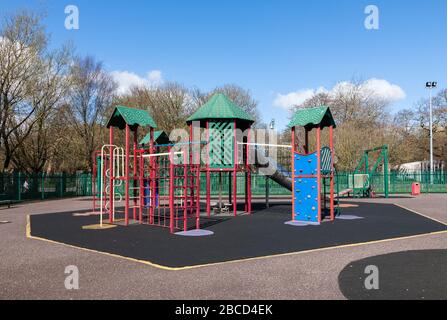 Carrigaline, Cork, Irland. April 2020. Aufgrund der Covid-19-Notaufnahme und im Interesse der Sicherheit sind alle öffentlichen Spielplätze jetzt geschlossen. Das Bild zeigt den öffentlichen Spielplatz in Carrigaline, Co. Cork. Irland. - Credit; David Creedon / Alamy Live News Stockfoto