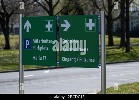 Hannover, Deutschland. April 2020. Ein Schild auf dem Messegelände weist auf die neue provisorische Klinik. Am selben Tag inspizierte Regierungspräsident weil das Notkrankenhaus. Die Maßnahmen zur Eindämmung des Virus zeigten derzeit weniger Wirkung als gewünscht. Kredit: Peter Steffen / dpa / Alamy Live News Stockfoto