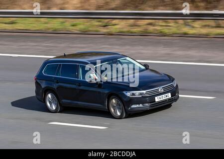 2019 schwarz VW Volkswagen Passat SE Business TDI S; Fahrzeugverkehr Fahrzeuge bewegen, Fahrzeug auf britischen Straßen fahren, Motoren, Fahren auf der Autobahn M6 Stockfoto