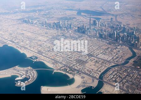 Ein Luftbild aus einem Flugzeug der Stadt Dubai vor der Kulisse der Wüste mit der Jumeira im Vordergrund. Dubai. VAE Stockfoto