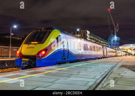 Nachtaufnahme des East Midlands Railway Class 222 Meridian am Bahnhof Nottingham Stockfoto