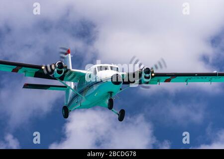 De Haviland DHC 6 Twin Otter Flugzeug auf dem Weg zum Land auf Princess Juliana International Airport auf St Maarten Stockfoto