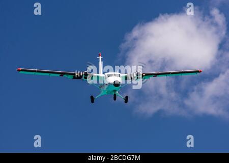 Ein De Haviland DHC 6 Twin Otter Flugzeug von Winair auf dem Weg zum Land auf Princess Juliana International Airport auf St Maarten Stockfoto