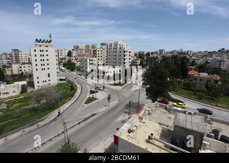 (200404) -- RAMALLAH, 4. April 2020 (Xinhua) -- Foto vom 4. April 2020 zeigt einen allgemeinen Blick auf leere Straßen in der Westjordanstadt Ramallah. (Foto von Nidal Eshtayeh/Xinhua) Stockfoto