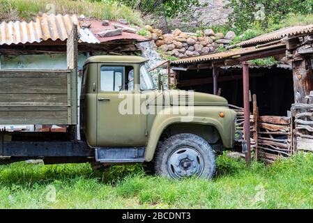 Seitenansicht des alten sowjetischen Volkswagens ZIL Stockfoto