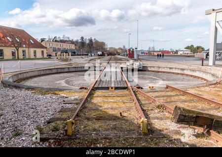 Mariager, Dänemark - 29. märz 2020: Die Metalldrehscheibe zum Umdrehen der Dampfzüge, die auf der Mariager Bahnlinie im Dorf Mar eingesetzt wird Stockfoto