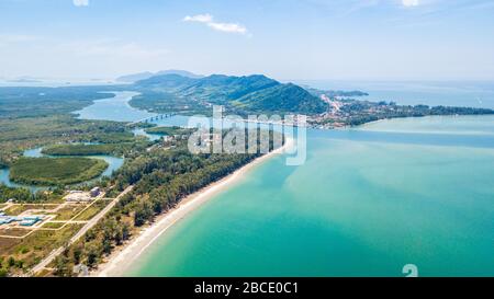 Ein Luftblick auf die Insel Lanta noi und das Isaland Lanta mit der Siri Lanta-Brücke, südlich der Provinz Thailand Krabi, beliebte Touristenattraktion für Touren Stockfoto