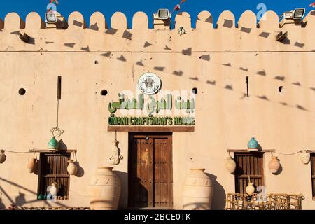 Traditionelle omanische Aufbewahrungsbecher und Urnen zum Verkauf in einem Souvenir- und Handwarenladen in Nizwa Souk, Nizwa, Oman. Stockfoto