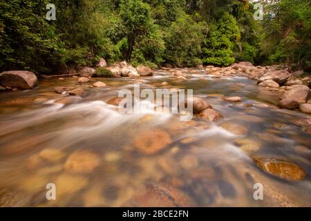 Zeitlupenwasser fließen in Erholungswaldgebiet Sungai Sedim, Kulim, Kedah. Stockfoto