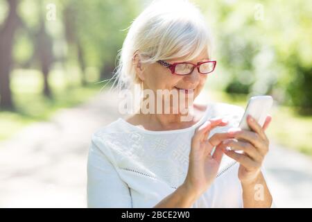 Ältere Frau am Telefon Stockfoto